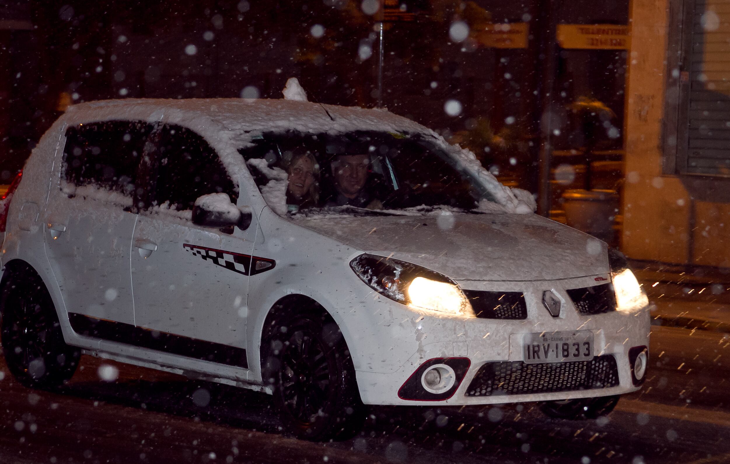 Segundo os moradores de Caxias do Sul, os primeiros flocos começaram a cair a partir das 21h de segunda e duraram até as 3h da madrugada