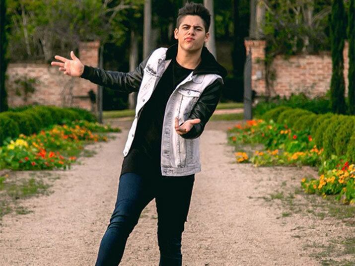 Questionado sobre a fama de mulherengo, aos risos, Zé Felipe diz que está nas origens da família e do estado onde nasceu. Segundo ele, é o 'berço' dos conquistadores. 

— A família inteira, né? Todo mundo sem vergonha... o homem goiano é assim mesmo! 

Assista todas às transformações da Hora do Faro no R7 Play!  
