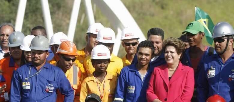 A presidente Dilma Roussef, que compareceu à inauguração, posou para fotos com operários da obra