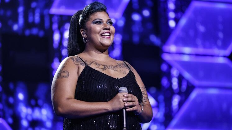 Estoy Aquí, de Shakira
Não tem como falar da Shakira e não pensar no gingado da cantora! Neíra Nazareth se jogou no hit Estoy Aquí e marcou presença com seu espanhol. Além disso, a candidata ainda levantou os juralindos com a música
Fique ligado! A grande final do Canta Comigo 5 vai ao ar neste domingo (25), às 18h, na tela da Record TV. Você também pode acompanhar todas as novidades no site oficial do reality musical!