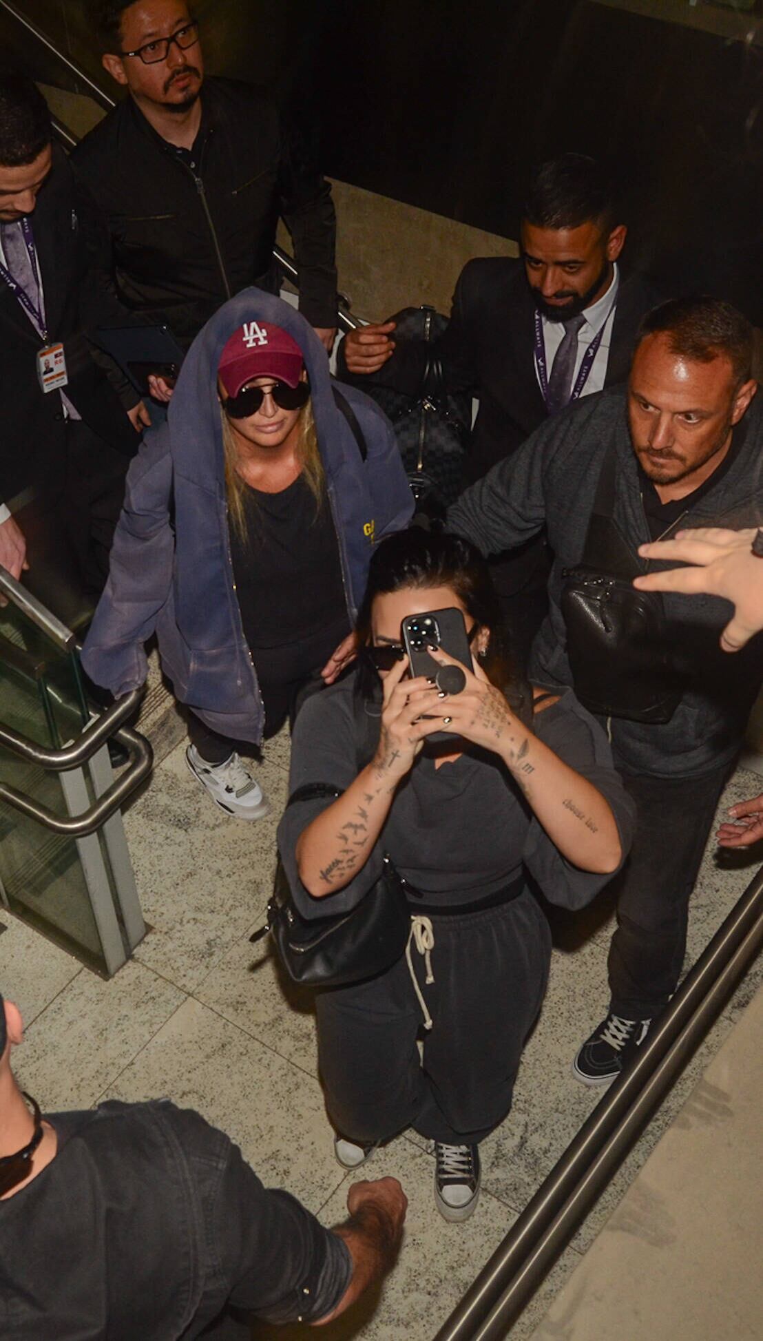 A cantora também quis registrar tudo o que estava acontecendo e gravou com o próprio celular