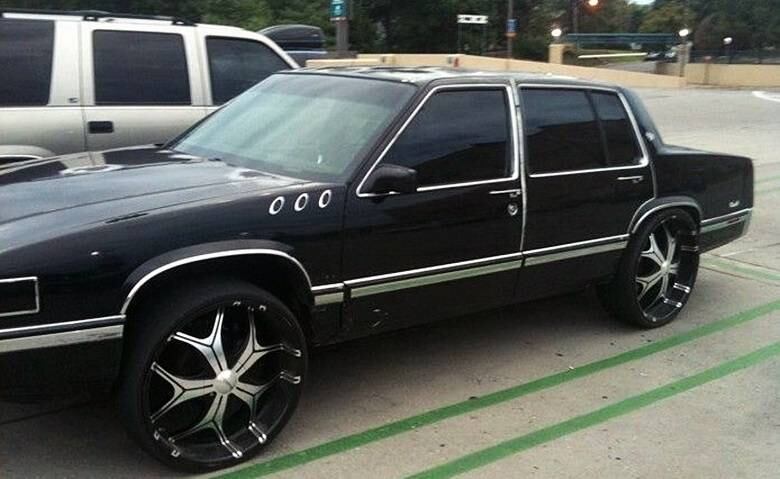 Uma fina camada de borracha (pode chamar de pneu, se quiser) cobre as rodas deste possante do mau