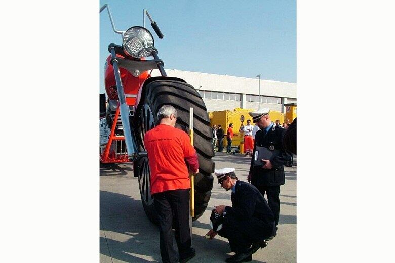 Reggio Design XXL Chopper, maior moto do mundo segundo o Guinness Book

Saiba tudo sobre carros! Acesse www.r7.com/carros