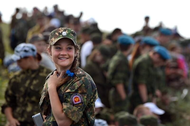 Menina sorri em uniforme
militar durante os jogos Zarnitsa, em Stavropol, na Rússia. Cerca de 450 jovens
participam da competição esportiva militar