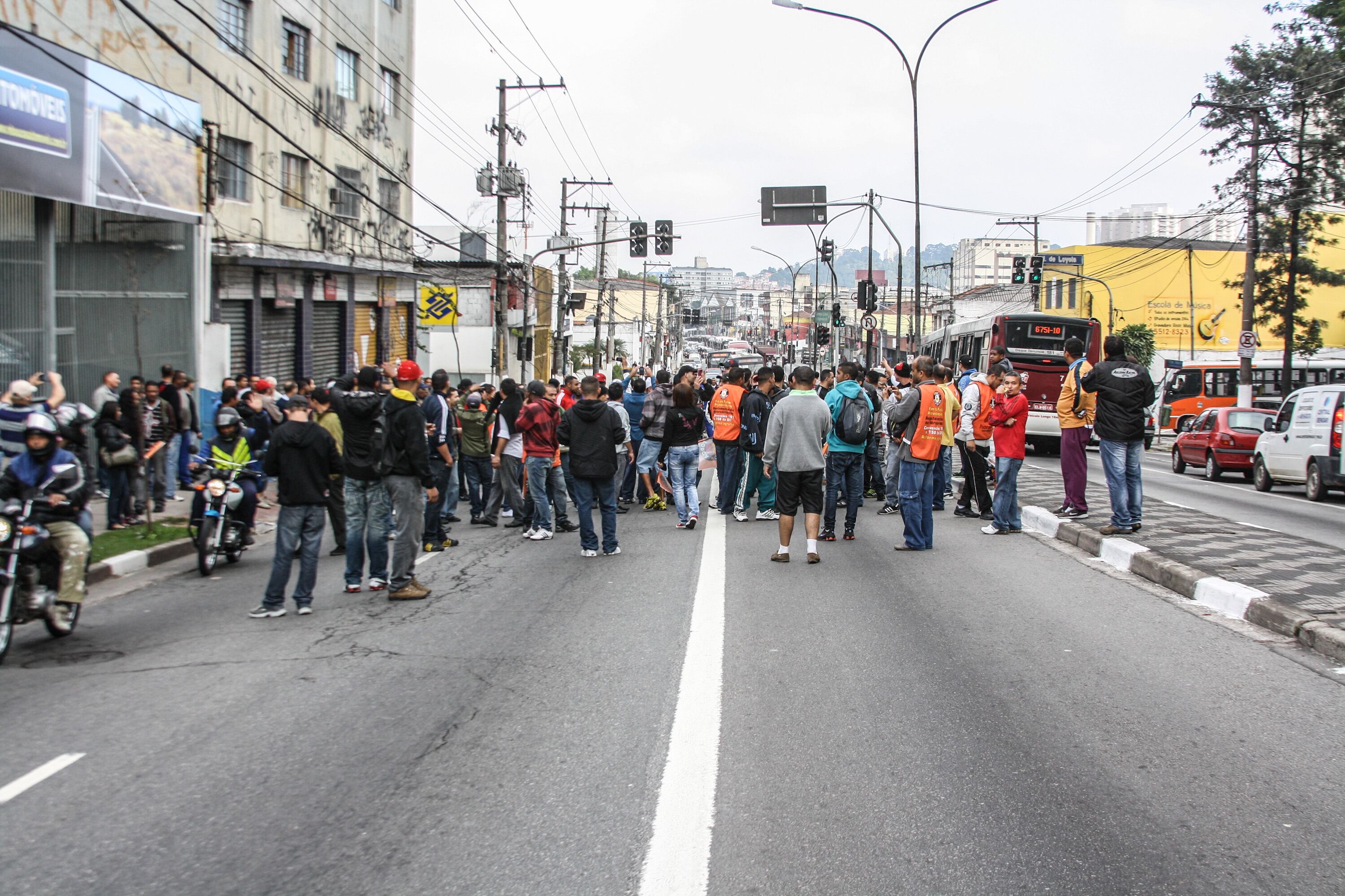 Bloqueio feito por manifestantes interdita a avenida João Dias, em Santo Amaro, zona sul
de São Paulo, na manhã desta
quinta-feira (11)