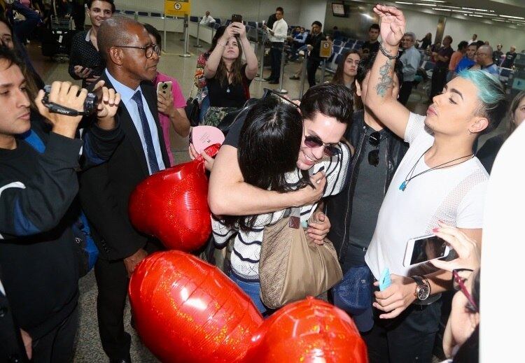 Simpático, o cantor mexicano atendeu os fãs no aeroporto