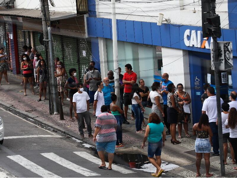 Saque da 1ª parcela do benefício gerou filas