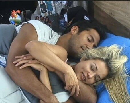 Os dois estão pensando em morar no Rio, mas ainda não há certeza. Certeza mesmo só que vão ficar juntos em qualquer lugar do mundo.  

— Aonde a gente for, no Rio, São Paulo, Estados Unidos, na Europa, em qualquer lugar. Ela é meu chaveirinho.
