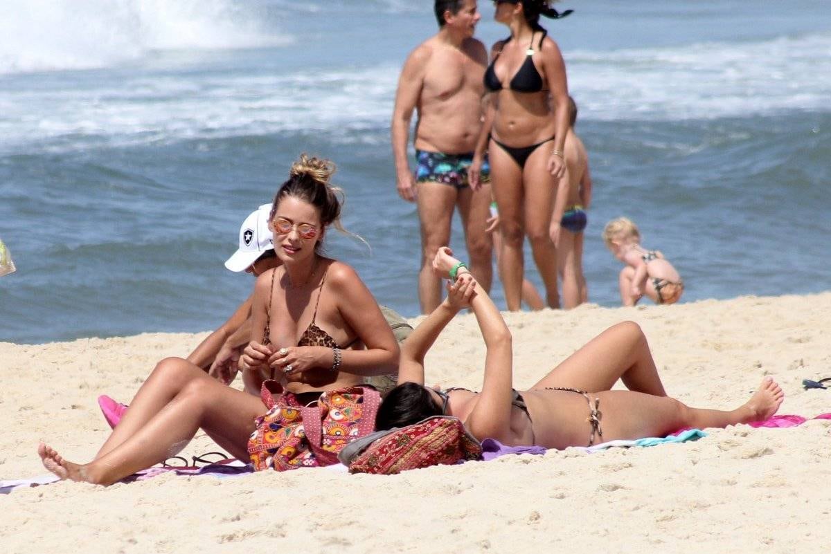 Yasmin Brunet esbanja beleza em dia de praia 