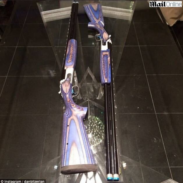 Após seu pai ficar oito meses na cadeia, Dan pagou milhões ao governo dos Estados Unidos para soltar seu pai, que ficou furioso.

— Ele ficou furioso. Preferiria ficar preso do que dar US$ 5 ao governo