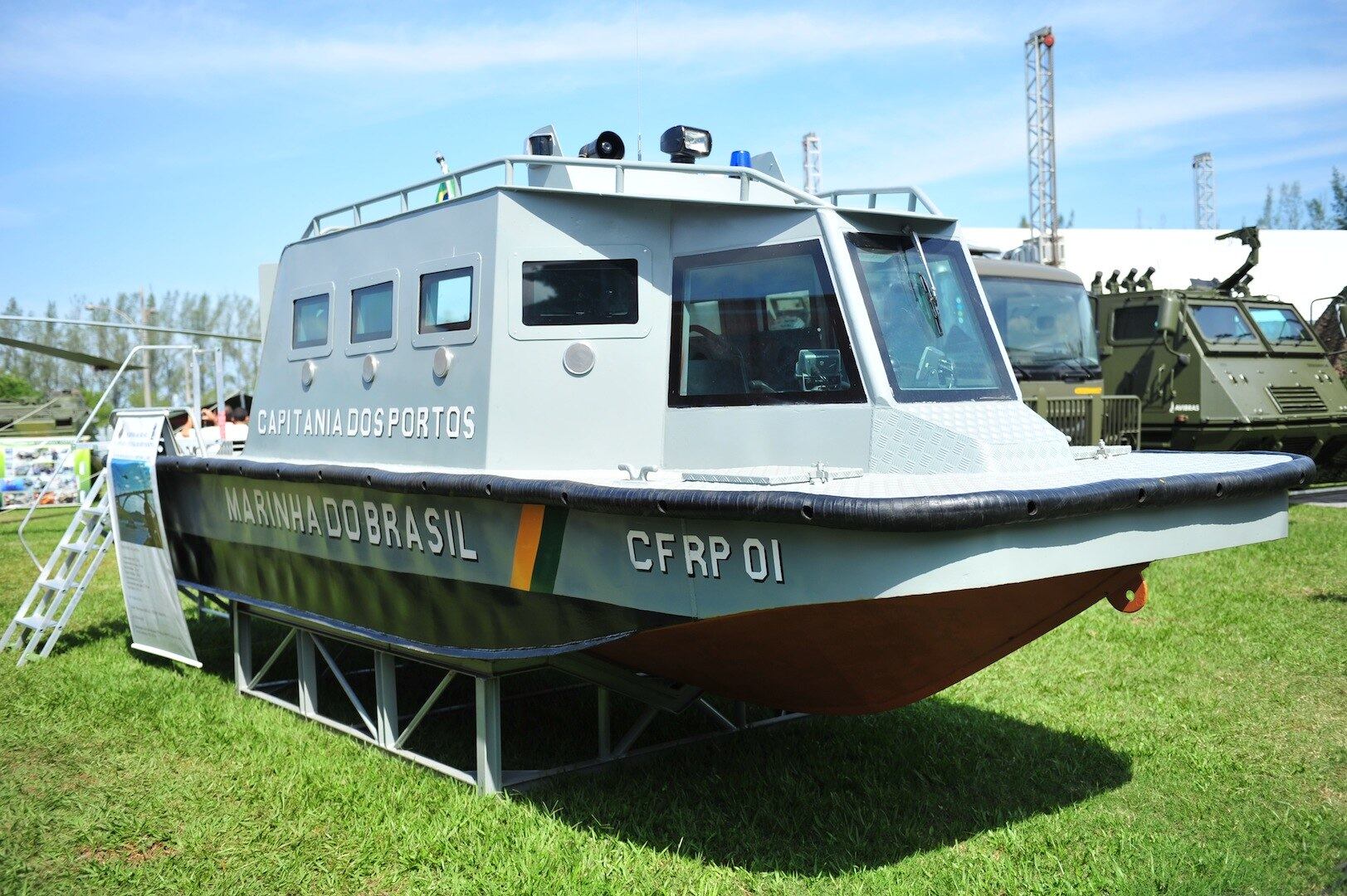 Outra novidade apresentada na feira é a LAR-C (Lancha de Ação Rápida Cabinada), que possui blindagem para proteção do motor e dos tripulantes
