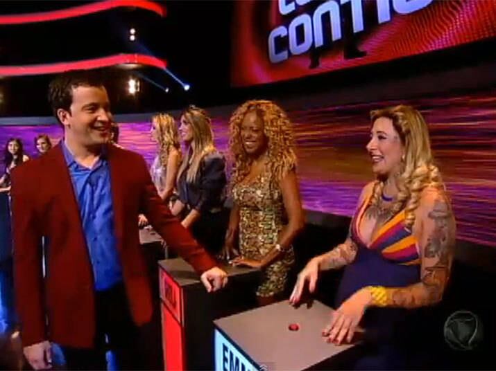 A tatuada Ema também não ficou atrás

+ Noiva há oito anos, Juju Salimeni conta como foi conquistada pelo amado

+ Uau! Eliedson dança Lepo-Lepo no palco e fatura encontro em resort

+ Fogo! Mesmo após performance pirotécnica, Diego vai para casa sozinho
