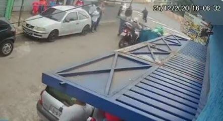 Moradores barram passagem de policial com caçamba