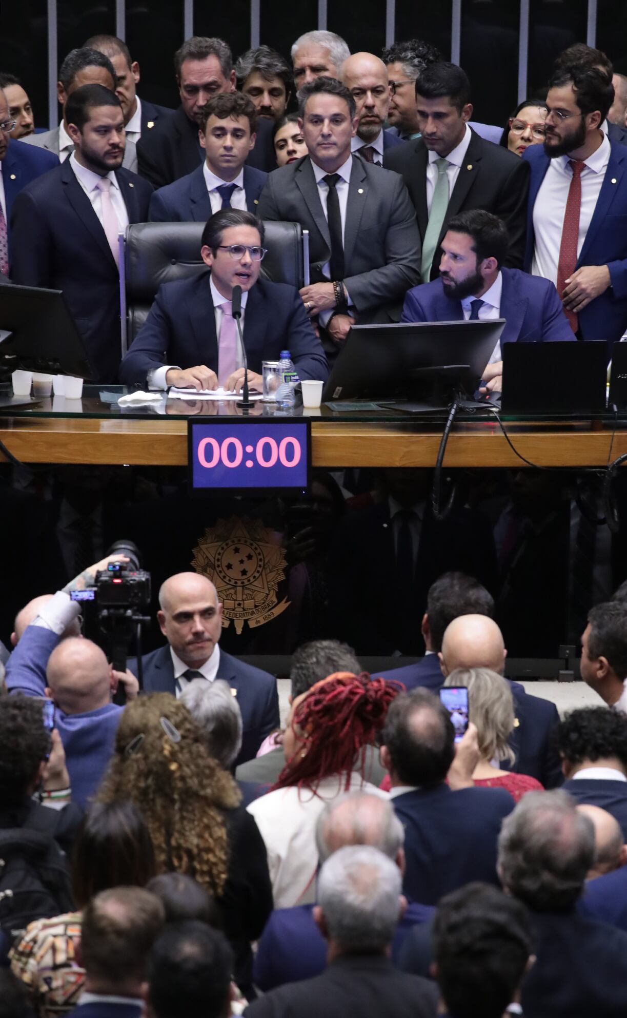 Hugo Motta foi barrado por deputados, mas conseguiu sentar na cadeira da presidência