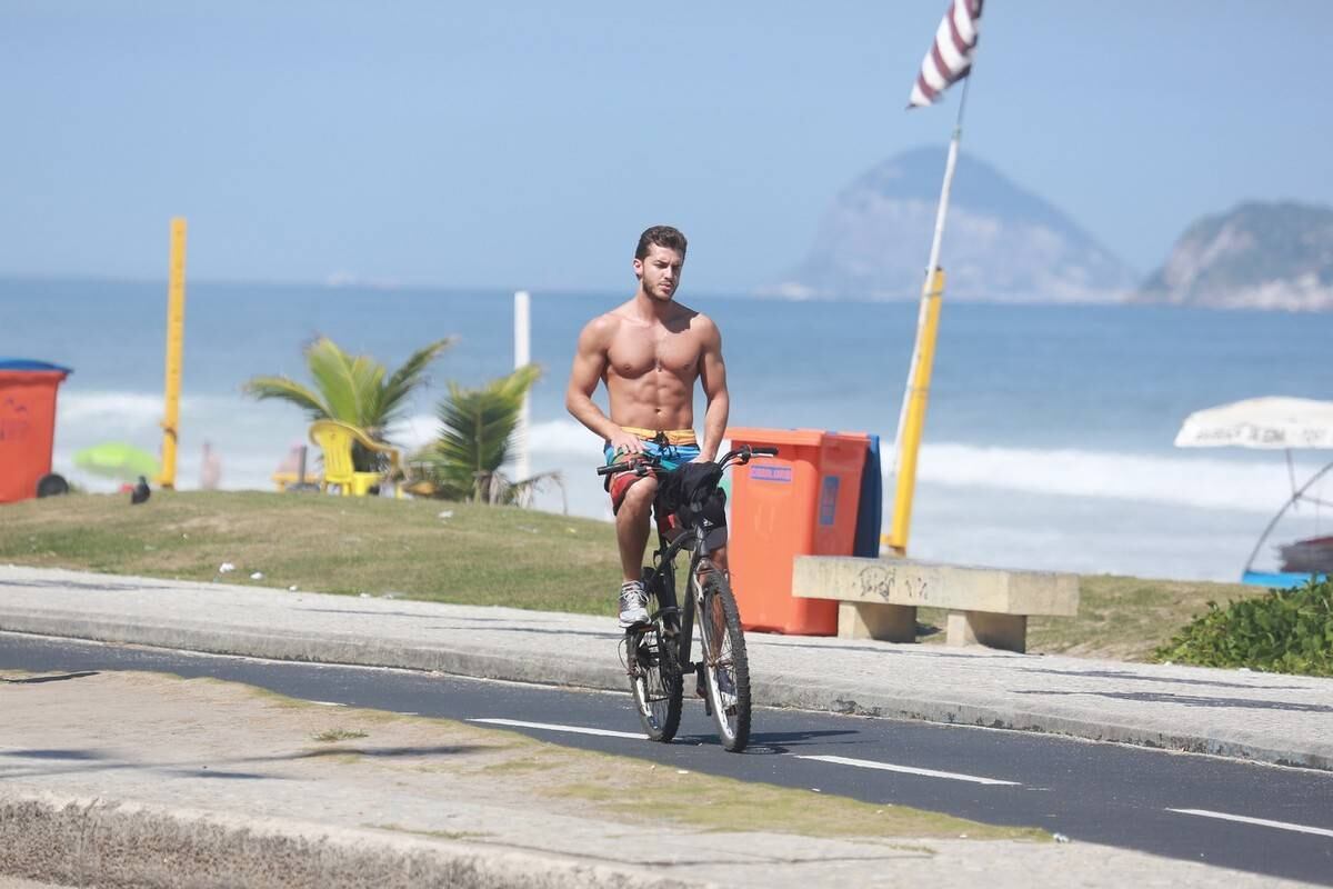 Ele tem 27 anos e deve ralar para manter o corpo em forma 