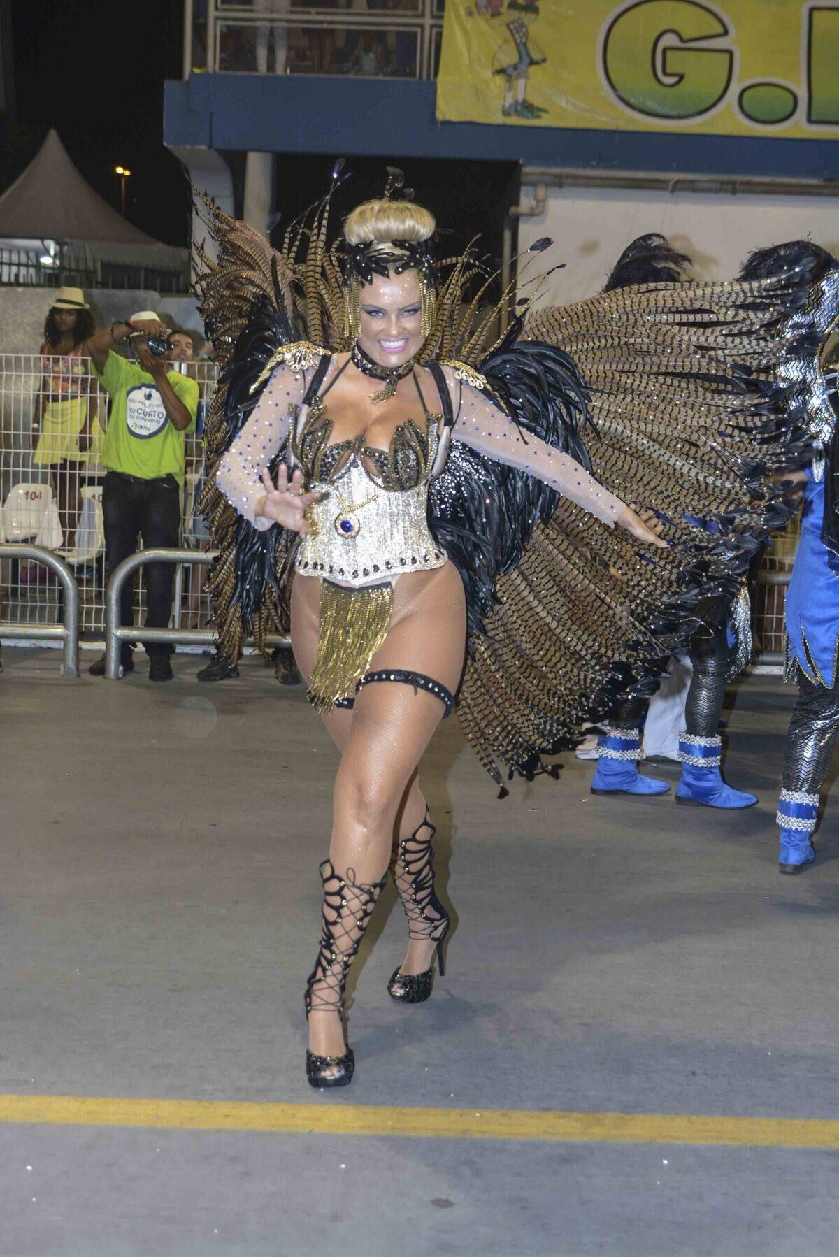 Ellen Roche curte terceiro lugar da Rosas de Ouro no desfile das campeãs de São Paulo