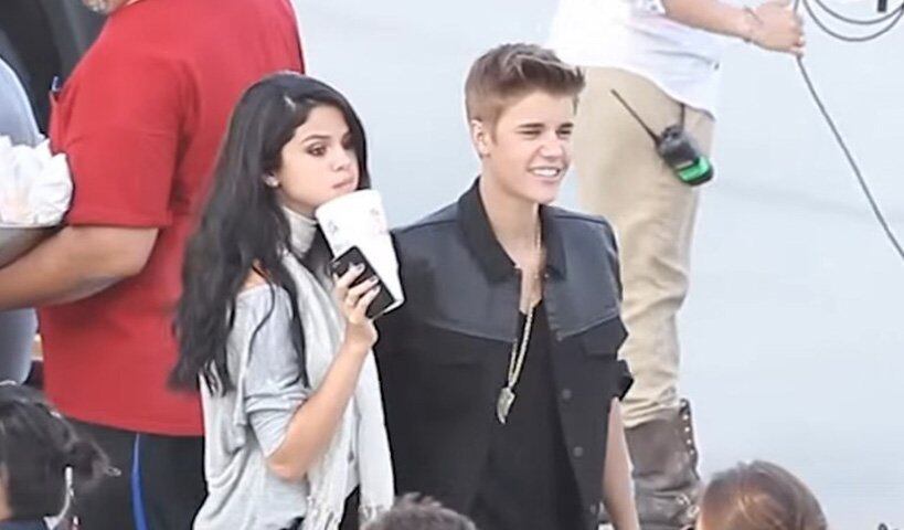 Justin é um dos artistas mais ricos do mundo e faz sucesso desde a adolescência. Ele completou 28 anos na última terça-feira (28). Já Gomez tem 29, também é atriz e começou a fazer fama em 1999, na série