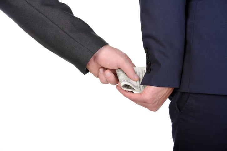 A organização informou que o resultado da pesquisa mostra que
em todo o mundo existe suborno, falta de punição aos corruptos do setor
público, além de políticos que não representam os interesses dos cidadãos.

“Subornos e acordos ilegais não somente roubam
recursos públicos, mas também desmoralizam a justiça e o desenvolvimento
econômico do país, sem falar na desconfiança que a população cria com o governo
vigente”, afirmou a organização
