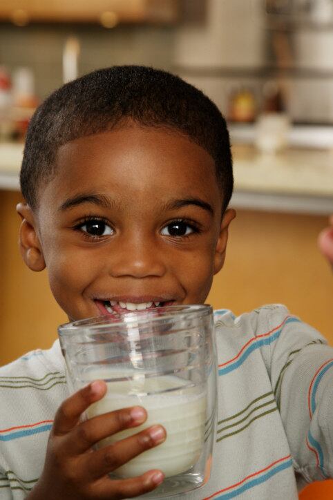 Quando
o assunto é a raça da criança, 43,09% apontaram interesse em adotar uma criança
da negra. Por sua
vez, os pretendentes do Brasil que querem crianças brancas representam 91,57%