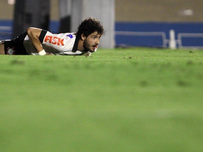 Alexandre Pato chegou ao Corinthians com toda pompa em janeiro de 2013. O atacante era a aposta para impulsionar o marketing do clube, promover o Itaquerão e até conquistar o bicampeonato da Copa Libertadores. Nada disso deu certo com o jogador por lá. Um pênalti recuado para o goleiro e amigo Dida, contra o Grêmio, pela Copa do Brasil, encerrou de vez o ciclo de Pato no Corinthians. Foram 17 gols, em 62 jogos e a mesma média de 0,27