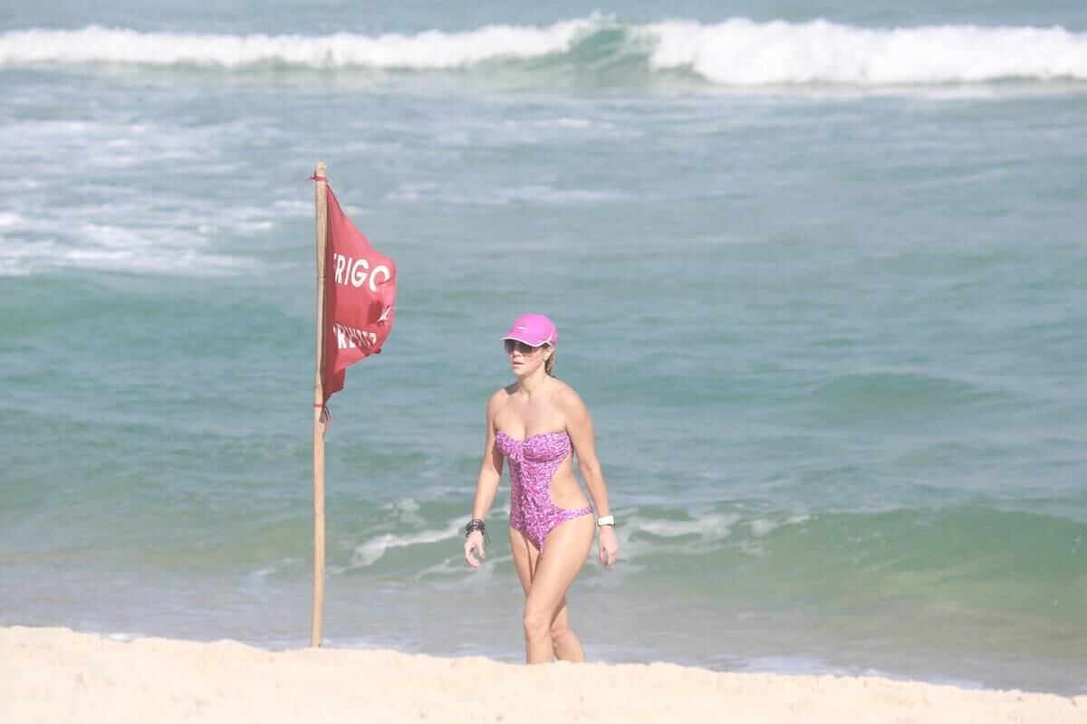 Christine Fernandes na praia da Barra da Tijuca, no Rio de Janeiro