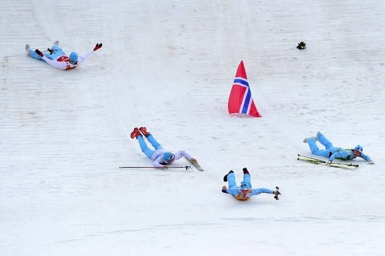 Se jogar no chão é uma comemoração muito comum no meio esportivo. Os jogadores da seleção brasileira masculina de vôlei, por exemplo, sempre dão um "peixinho" quando estão celebrando um título. Os noruegueses do time de combinado nórdico por equipes, porém, exageraram e se atiraram no chão gelado para celebrar a conquista... Leia mais