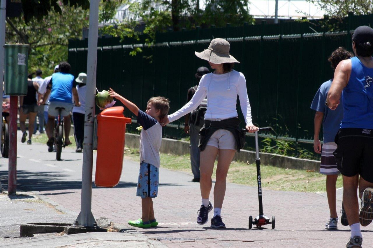 Enquanto a atriz caminhava, seu filho se divertia no patinete