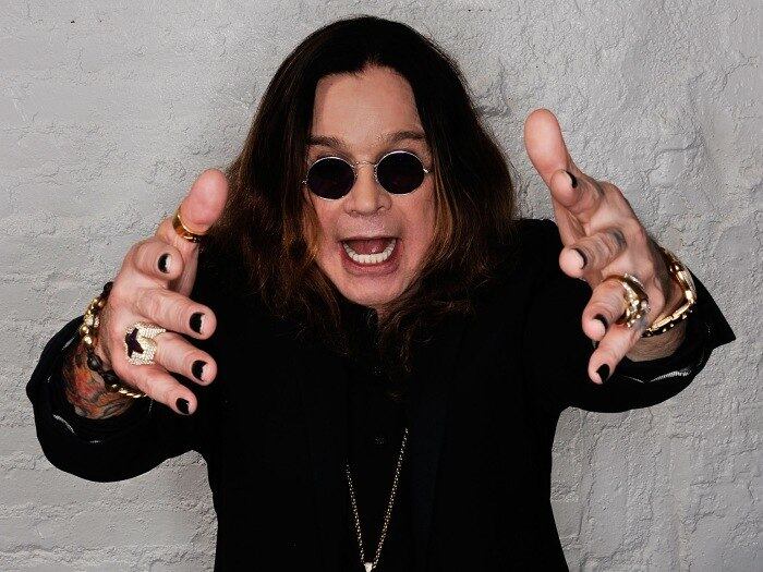Ozzy Osbourne — God Bless Ozzy (2012)
Co-produzido pelo filho Jack Osbourne, o documentário mostra, além da grande história do ícone do metal, depoimentos da família, amigos e músicos importantes (Black Sabbath, Tommy Lee, Henry Rollins). Também vale muito a pena ver diversas cenas históricas de arquivo. Ótimo

