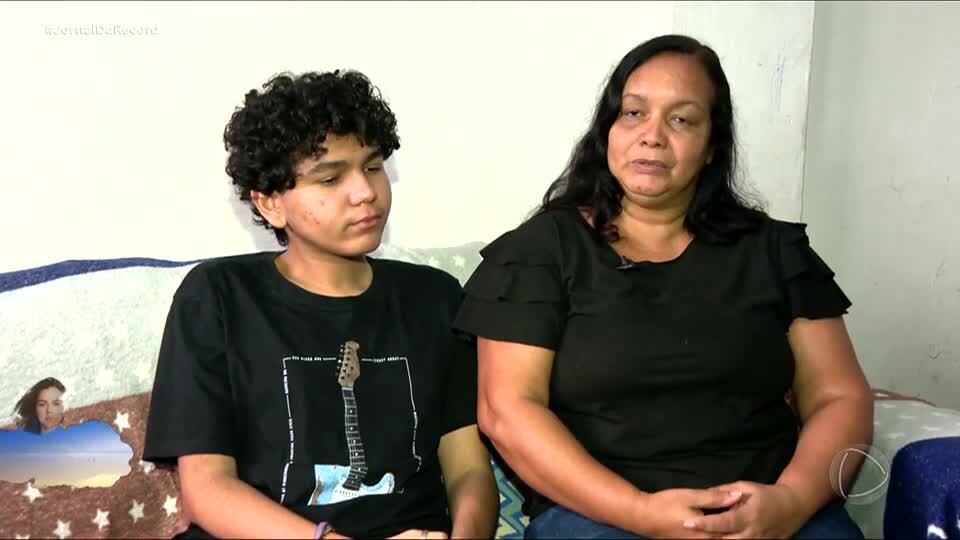Pais de adolescente com doença rara lutam na Justiça para que filho receba tratamento pelo SUS