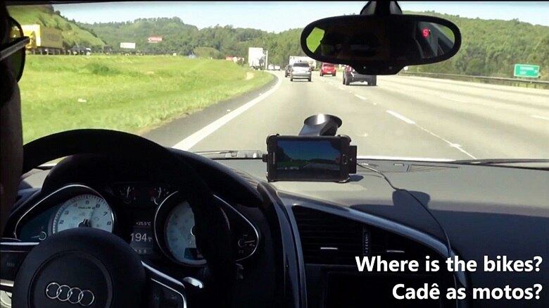 Então, ele caçoa:

— Cadê as motos?

Saiba tudo sobre carros! Acesse www.r7.com/carros