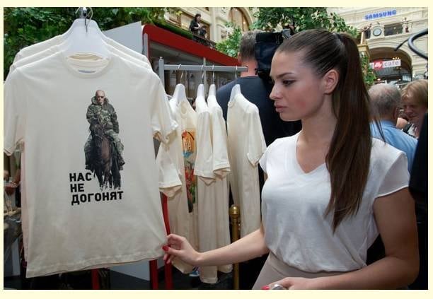 Tania Kobiakova comprou uma dúzia de camisas para seu marido, pais e amigos.

"Pela primeira vez desde que eu nasci tenho orgulho do meu país, pelas decisões de meu presidente", diz a cliente
