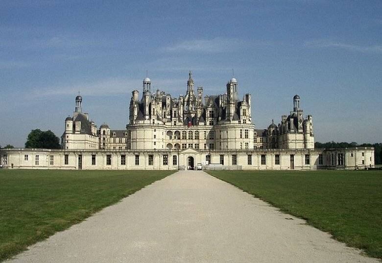 O castelo foi construído originalmente para servir de pavilhão de caça para o rei francês Francisco I no século 15
