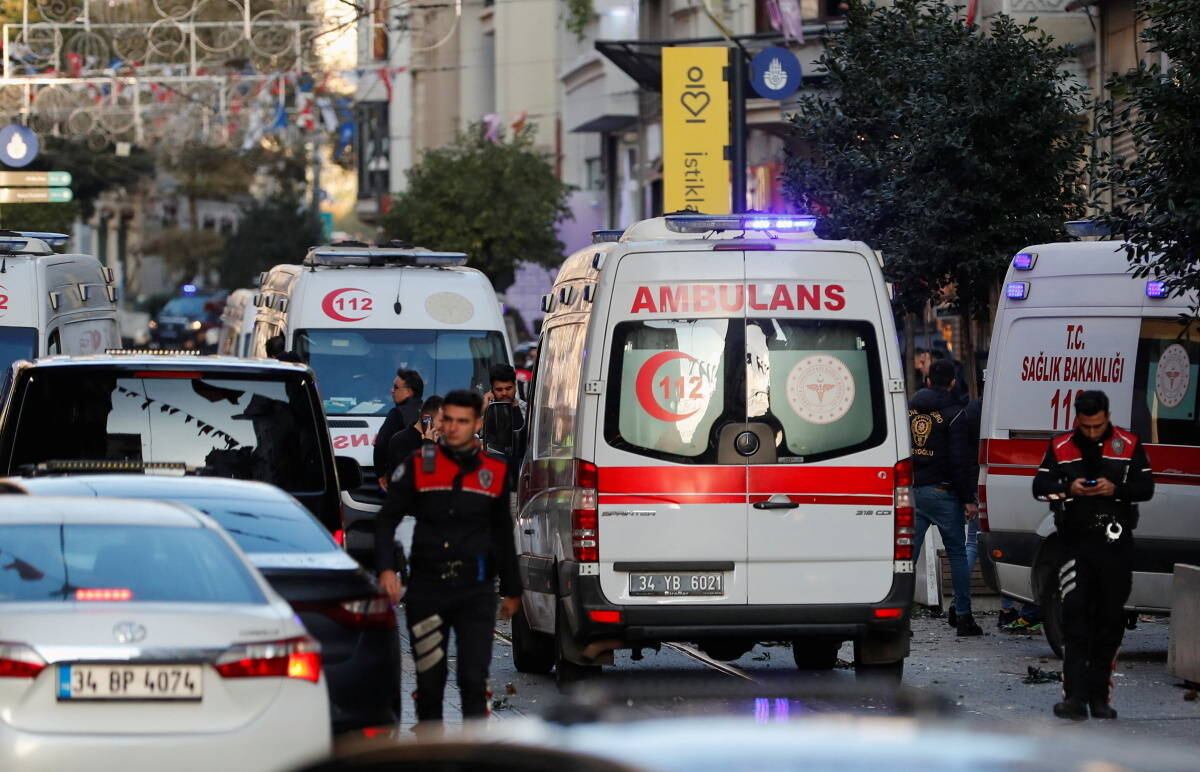 Uma explosão atingiu no último domingo (13) uma movimentada rua de pedestres em Istambul, na Turquia, e deixou ao menos seis mortos e 53 pessoas feridas, anunciou o governador da cidade, Ali Yerlikaya, em uma rede social. Vídeos mostram muitos populares fugindo do local. A emissora estatal TRT e outros meios de comunicação mostraram ambulâncias e policiais indo para a região da popular rua Istiklal, em Istambul, no distrito de Beyoglu.