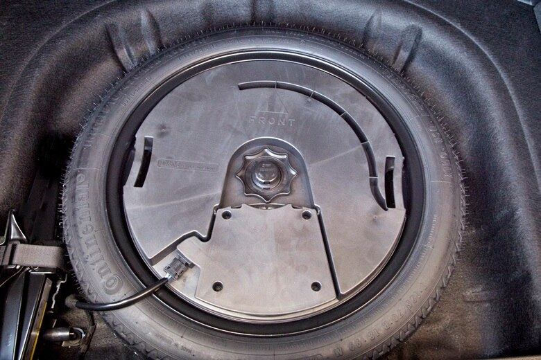 O estepe fica sob o assoalho do bagageiro, com um detalhe: segundo a Audi, o subwoofer do potente sistema de som do modelo fica na caixa do pneu reserva porque a localização aumenta a eficiência da caixa acústica

VEJA TAMBÉM

> Mais potente, Fiat Cinquecento agora é flex nas versões Sport e conversível

> Onix e Prisma ganham câmbio automático e ficam até R$ 7.000 mais caros

Quer saber tudo sobre carros? Acesse www.r7.com/carros