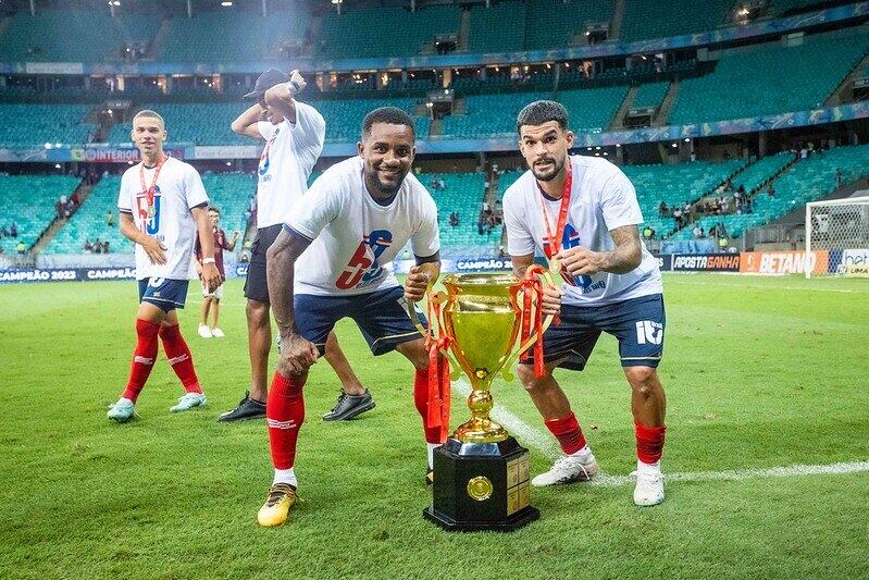 Foi na Bulgária que o meia conheceu Cicinho, também contratado pelo Bahia neste ano. O lateral-direto ajudou Cauly a escolher o tricolor e, posteriormente, a planejar a chegada e estadia no Brasil.

O meia chegou ao tricolor em fevereiro, realizou o sonho de jogar no país em que nasceu e, de quebra, conquistou o título baiano
