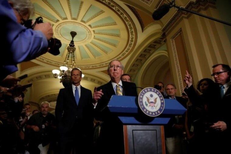 Líder republicano no Senado, MItch McConnell dá entrevista