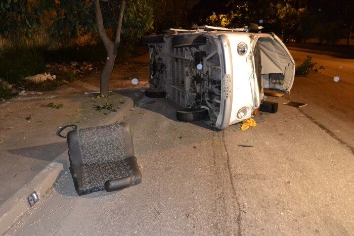 Cinco pessoas ficaram feridas após o
veículo em que estavam, uma Kombi, bater e capotar na avenida Jacu-Pêssego, na
região da Vila Jacuí, zona leste de São Paulo. Todas as vítimas, inclusive duas
crianças, foram socorridas apenas com ferimentos leves.
A Kombi capotou após bater em um veículo de passeio