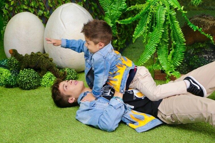 João Guilherme brincou com o irmão caçula 