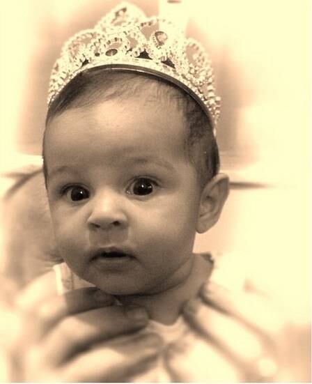 A verdade é que a filha do Imperador é uma princesa, por
isso não poderia faltar uma foto usando coroa 