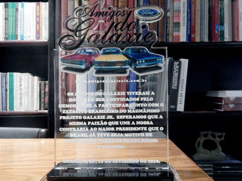Inclusive o Memorial JK foi premiado com troféu do “Amigos
do Galaxie”, fãs do modelo que participaram do processo de restauração do carro.
Principalmente na hora de garimpar por peças de acabamento, que se tornam raras
quando um veículo deixa de ser fabricado