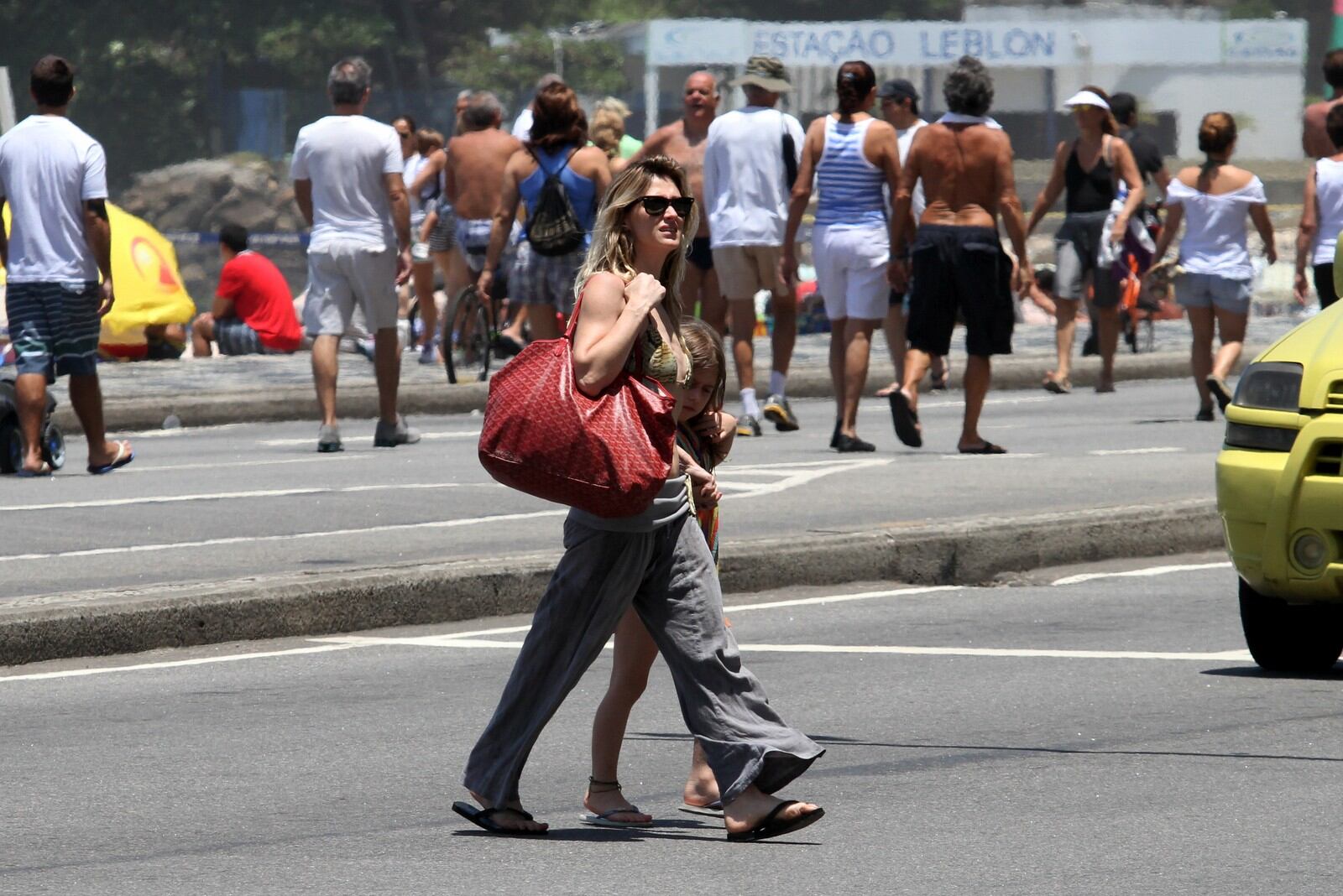 As duas foram embora a pé