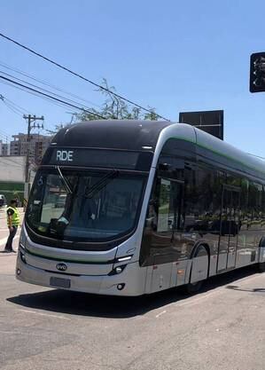 Confortáveis e seguros, os ônibus têm capacidade para 168 passageiros por veículo