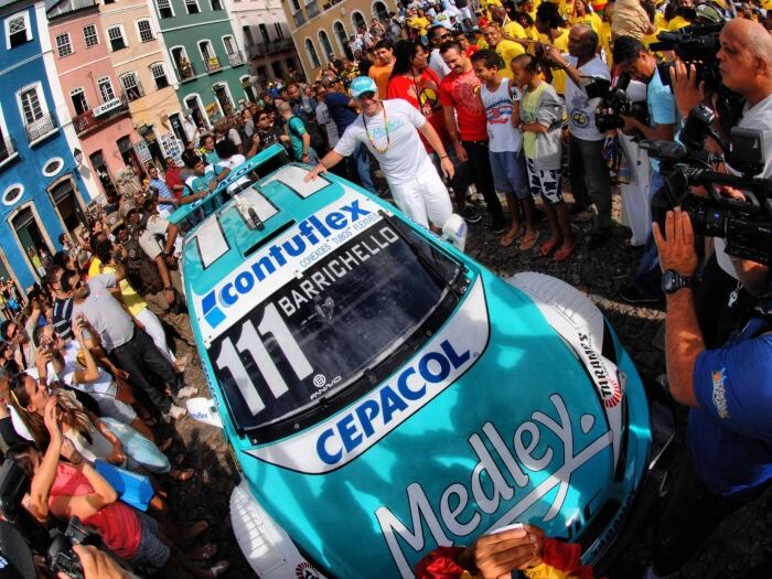 O piloto Rubens Barrichello com o Olodum