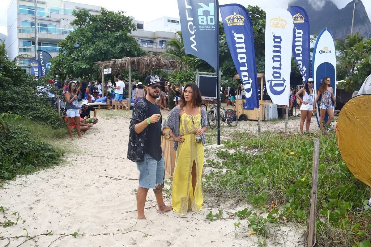 Famosos acompanham Campeonato Mundial de Surfe na Barra da Tijuca, neste sábado (16)