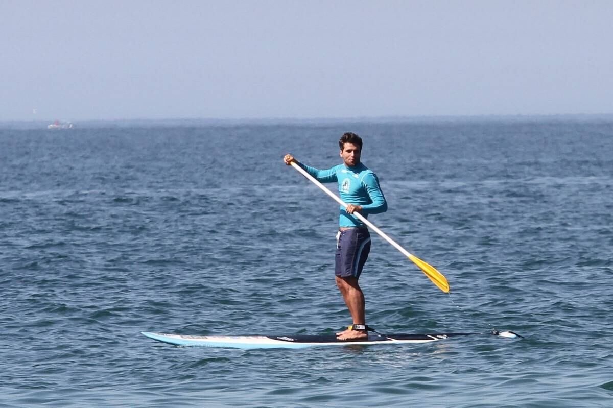 Bruno Gagliasso e Ricardo Pereira praticam stand up paddle na praia da Barra da Tijuca, no Rio