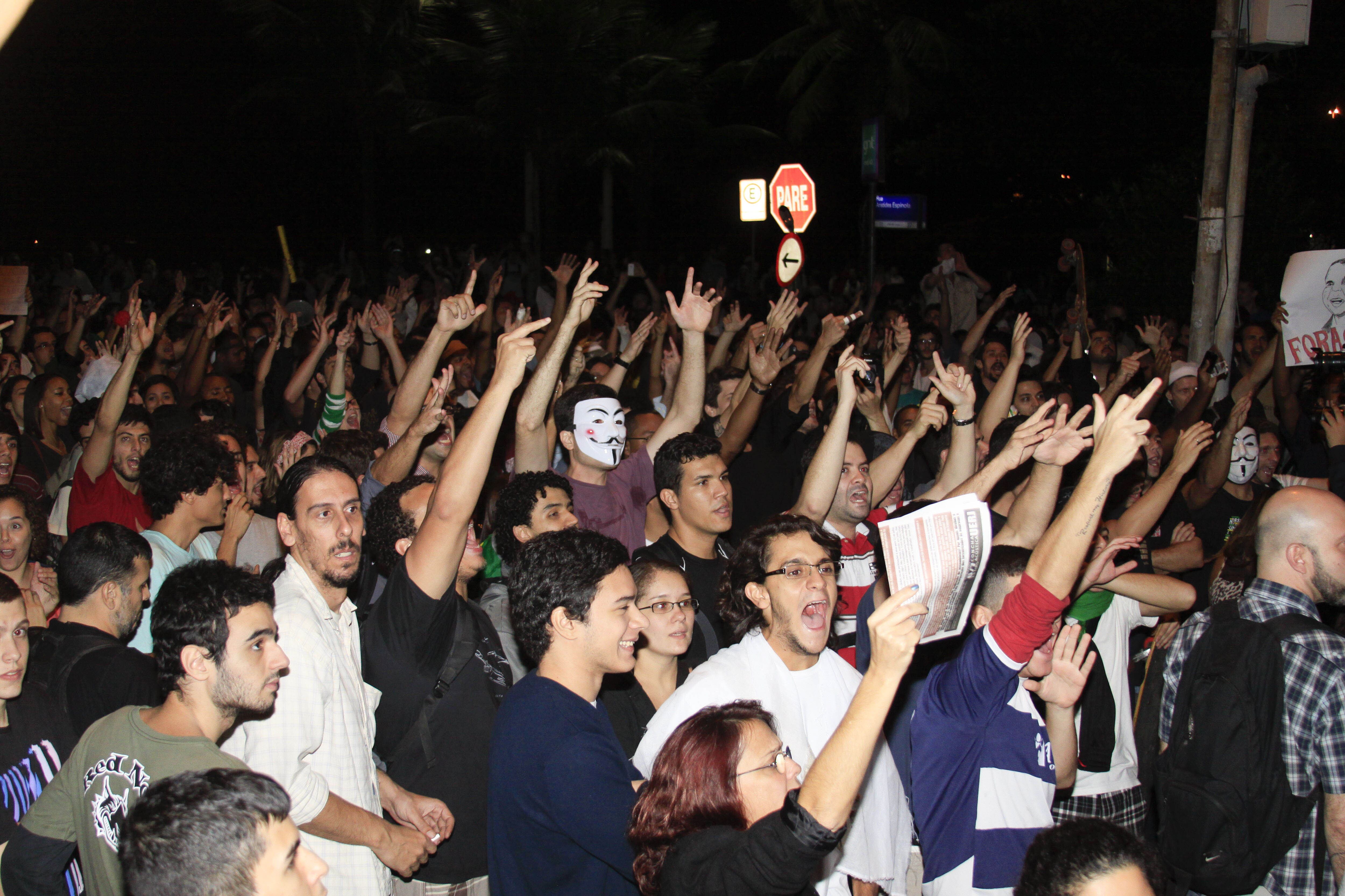 A concentração em frente à casa de Cabral começou por volta das 18h40.
os manifestantes tomaram a esquina da rua Aristides Espínola e avenida
Delfim Moreira. As vias foram interditadas
