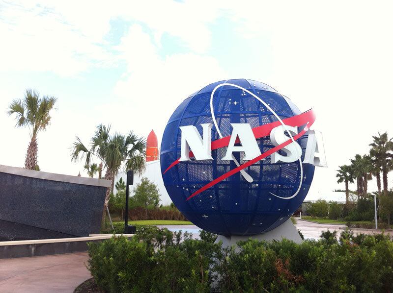 A agência é famosa por ser ativa fora do espaço também. Há vários locais famosos contando histórias de missões da Nasa. Um deles é o Jardim de Foguetes (Rocket Garden) do Centro Espacial Kennedy, na Flórida. O local é uma verdadeira aula de história sobre a corrida espacial com modelos originais que foram dispensados ou réplicas em escala