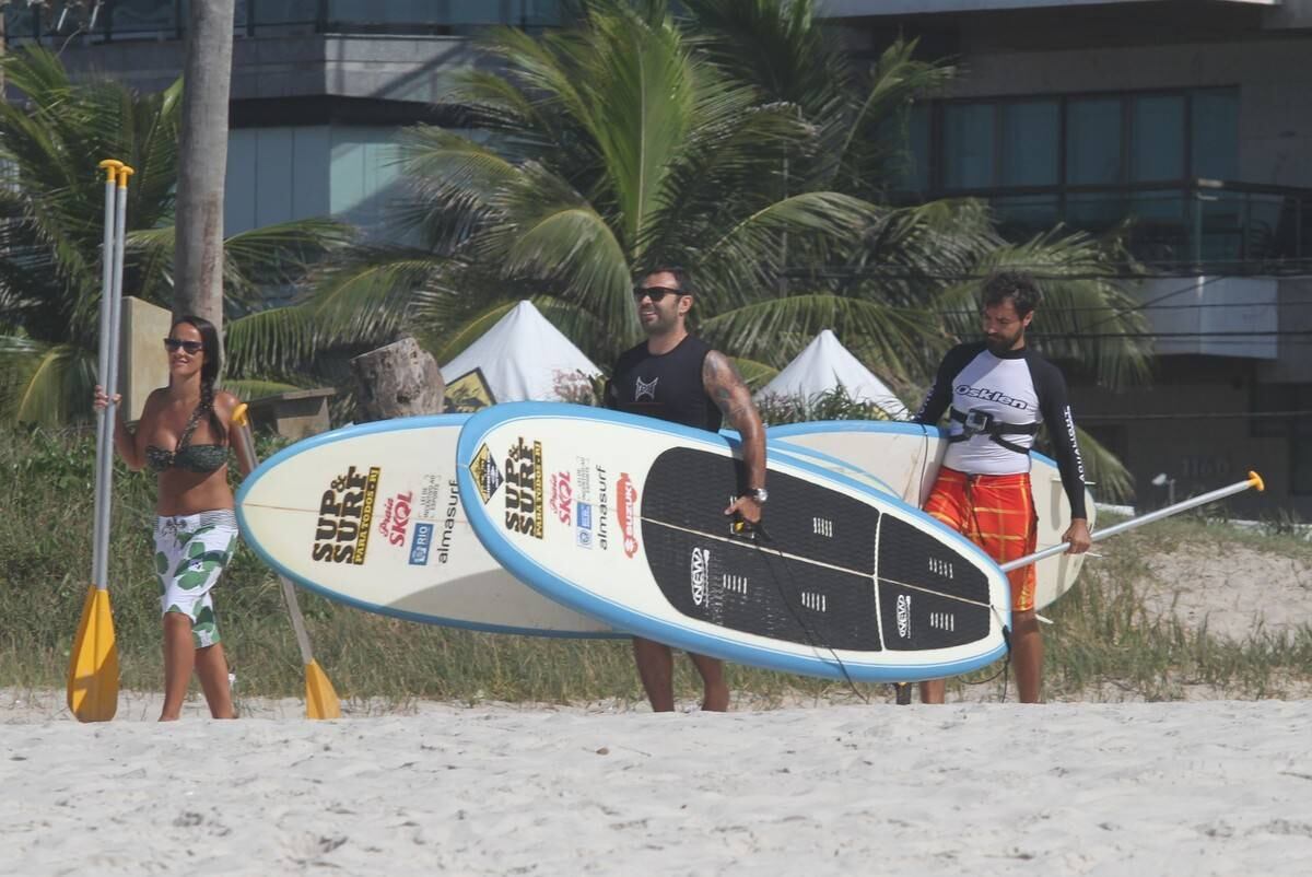 Bruno Gagliasso e Ricardo Pereira praticam stand up paddle na praia da Barra da Tijuca, no Rio