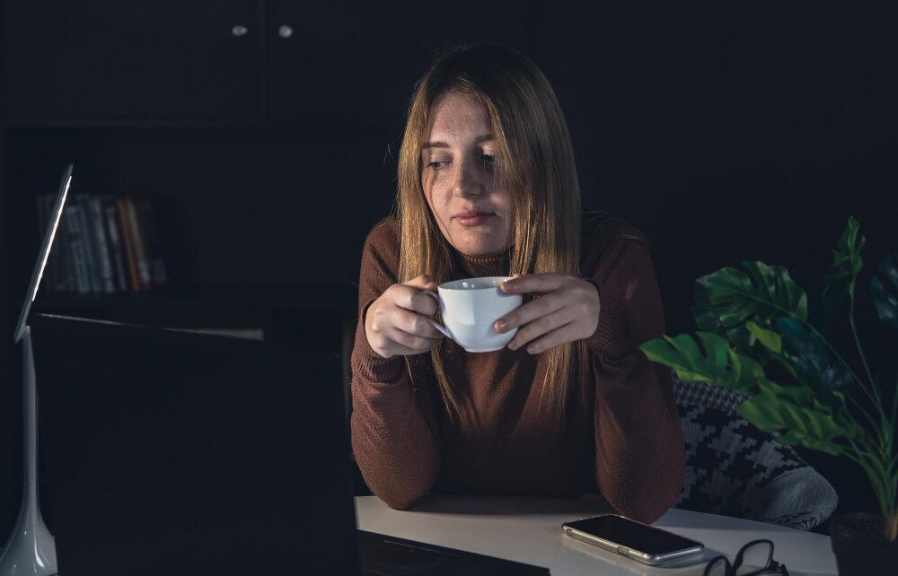 Quem tem insônia também deve ter cuidado com o café, especialmente a partir do fim da tarde. Mesmo em pequenas quantidades, a bebida pode fazer com que o sono natural chegue mais tarde. Nesses casos, o café descafeinado é uma opção
