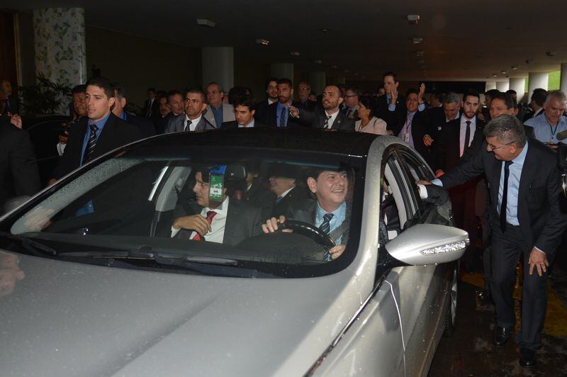 Além
disso, pode-se observar nas imagens que nenhum dos ocupantes do banco traseiro
usa cinto de segurança. O artigo 167 do CTB (Código de Trânsito Brasileiro) prevê infração grave e multa para o caso de "deixar o condutor ou passageiro de usar o cinto de
segurança"